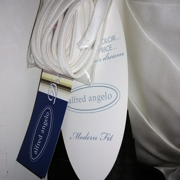 Pretty little dress....party time style - Picture 3 of 6